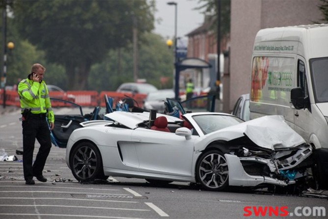 Acidente envolvendo um Audi R8 Spyder deixa um morto e um ferido na Inglaterra 1