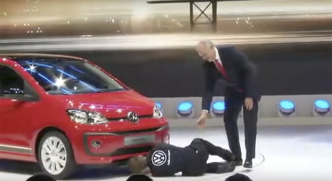 Em protesto ao dieselgate, palco da VW é invadido durante apresentação em Genebra