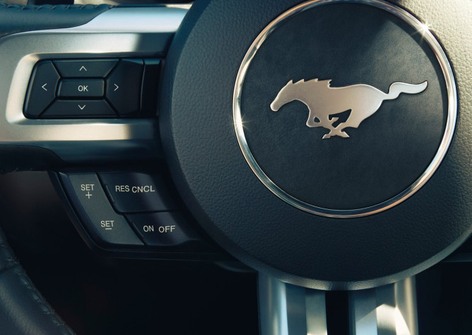 Ford apresenta novo Mustang; modelo chega ao Brasil em 2015 11