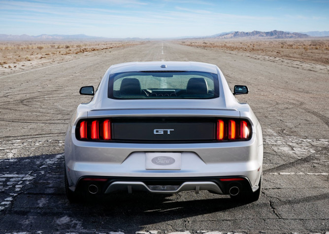 Ford apresenta novo Mustang; modelo chega ao Brasil em 20159