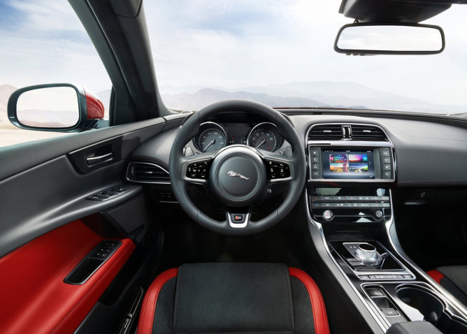 Jaguar apresenta novo sedã XE em Londres; modelo chega ao Brasil em 2015 3