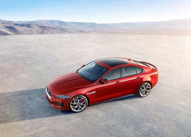 Jaguar apresenta novo sedã XE em Londres; modelo chega ao Brasil em 2015 5