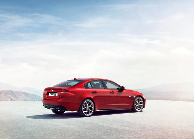 Jaguar apresenta novo sedã XE em Londres; modelo chega ao Brasil em 2015 9