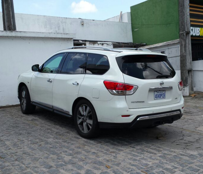 Leitor flagra Nissan Pathfinder com placas da Bolívia em João Pessoa