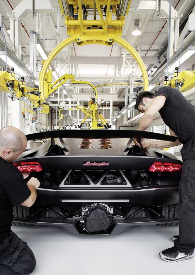 Detalhes e imagens da versão de produção do Lamborghini Sesto Elemento  vazam na internet | Carangos PB